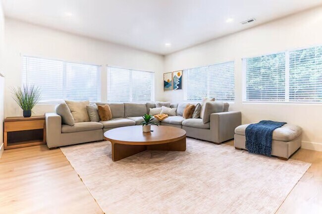 Building Photo - 7 Bedroom and 5 Bathroom house for rent.