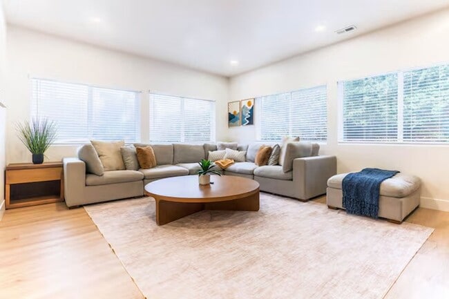 Foto del edificio - Spacious Modern Home for Rent in Burien / South Seattle