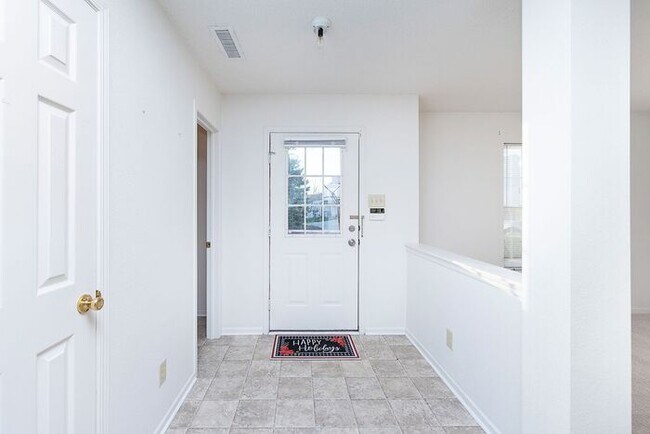 Building Photo - Spacious 3 Bedroom 2.5 Bath on Cul-De-Sac ...