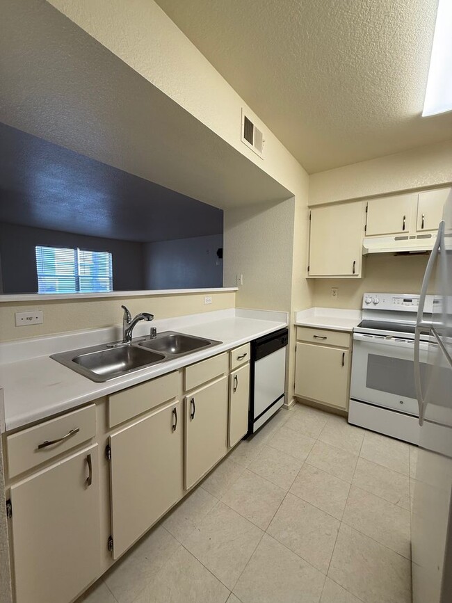 Building Photo - TWO BEDROOM TWO BATH GROUND FLOOR CORNER C...