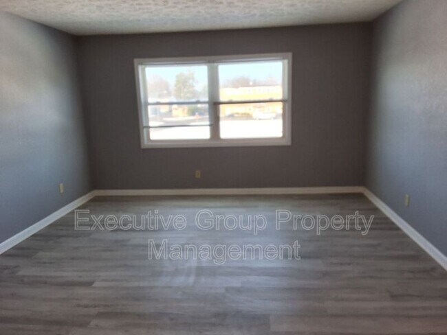 Foto del edificio - 365-12 ELMWOOD DRIVE