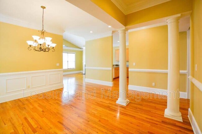 Building Photo - 1717 Rivertowne Country Club Dr