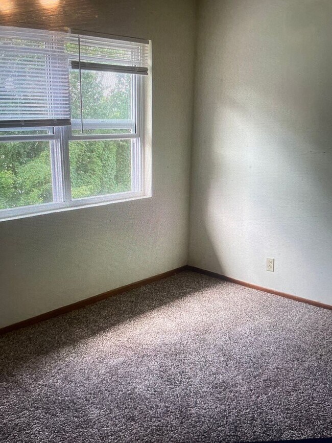 Building Photo - West Knoxville 37919 - 2 bedroom, 1.5 bath apartment in West Knoxville - Contact Lisa Vineyard an...