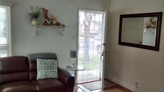 Living room/entrance door - 1611 Greenwood Ave