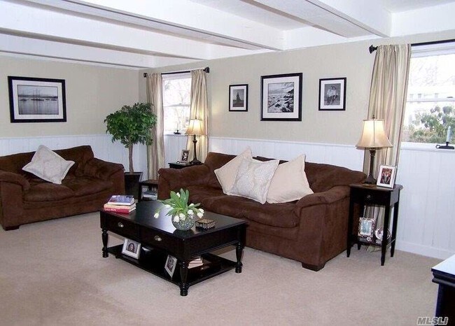 Foto del edificio - 10 Mayflower Ln