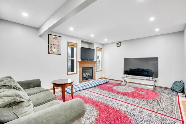 Building Photo - 94 Taralake Way NE