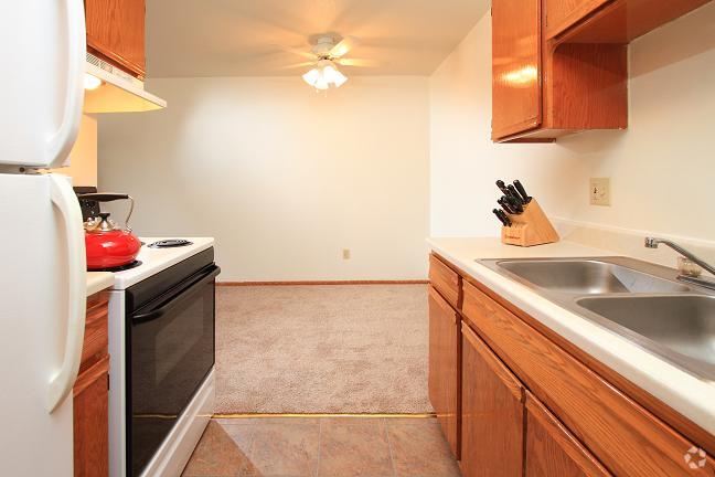 Dining Area -- 1 BR - Cobblestone Court Apartments