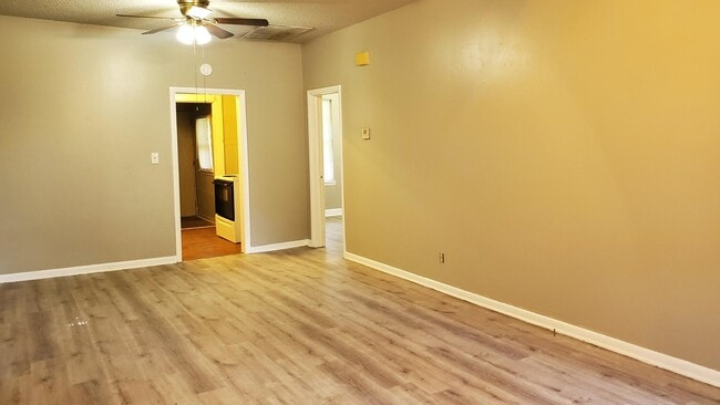 Building Photo - 1613 W Elm Ave