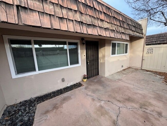 Building Photo - Clean 2 Bedroom / 1 Bathroom Condo Near Stockdale Hwy & Real Rd.