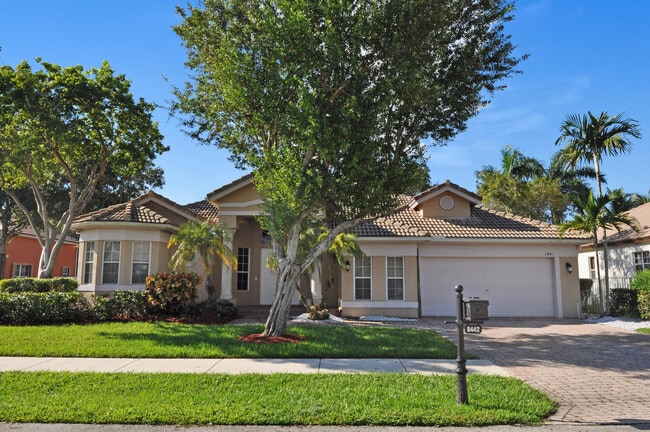 Building Photo - 8442 N Lake Forest Dr