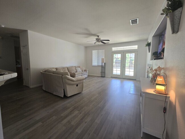 Foto del edificio - 3 BR 2 BA available soon