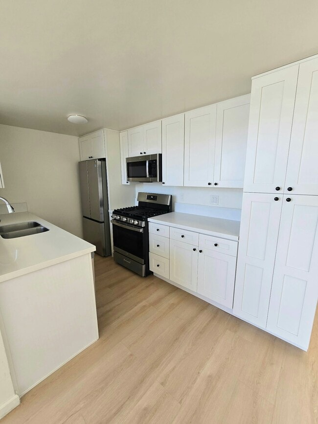Building Photo - 3062 W. Fourth Street, Unit 308