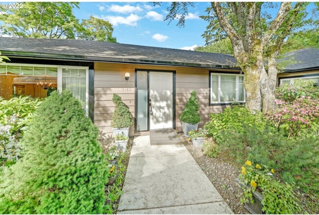 Building Photo - 9125 SW Monterey Pl