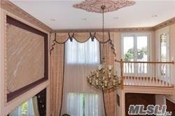 Foto del edificio - 77-16 Kew Forest Ln