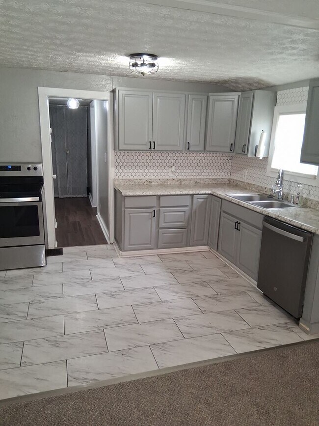 Foto del edificio - Charming 2 bed 1 bath with AC, large fence...
