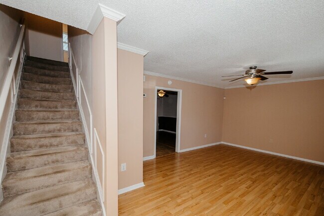 Building Photo - Beautiful 3-Bedroom Townhome in Convenient West Ashley Location!