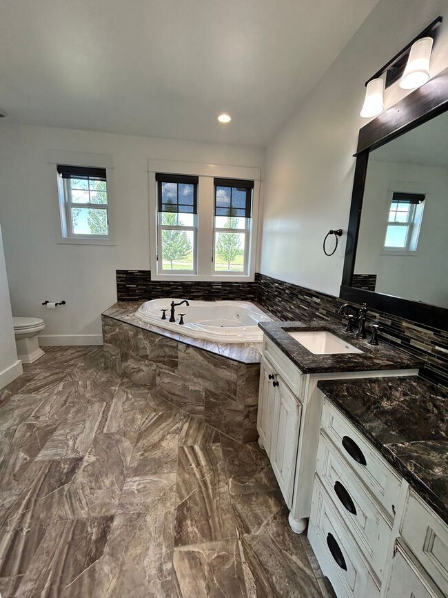 Building Photo - Stunning luxury rental!