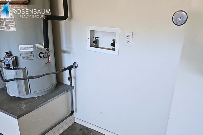 Foto del edificio - Charming 2-bedrooms, 1-bath Triplex in the heart of Prescott Valley!