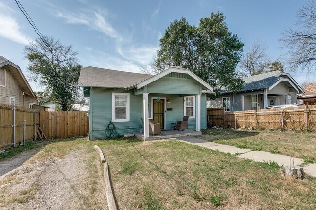 Foto del edificio - 2-BEDROOM DENVER HEIGHTS BUNGALOW