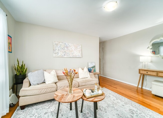 Photo du bâtiment - 1066-1066 Tower Rd