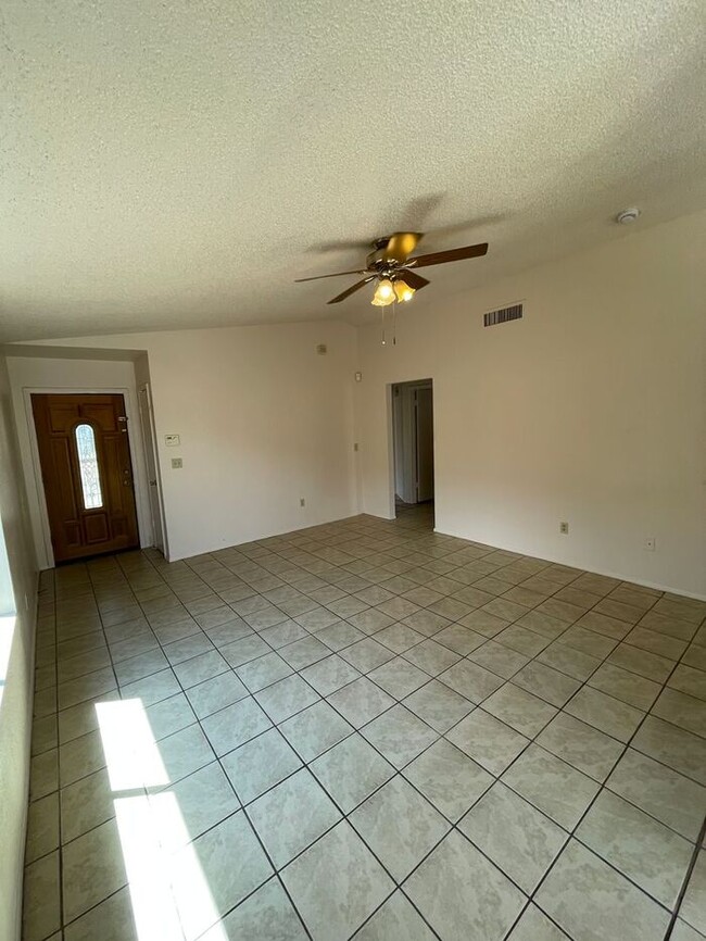 Foto del edificio - READY TO VIEW NOW! -Brand New Carpet & Pai...