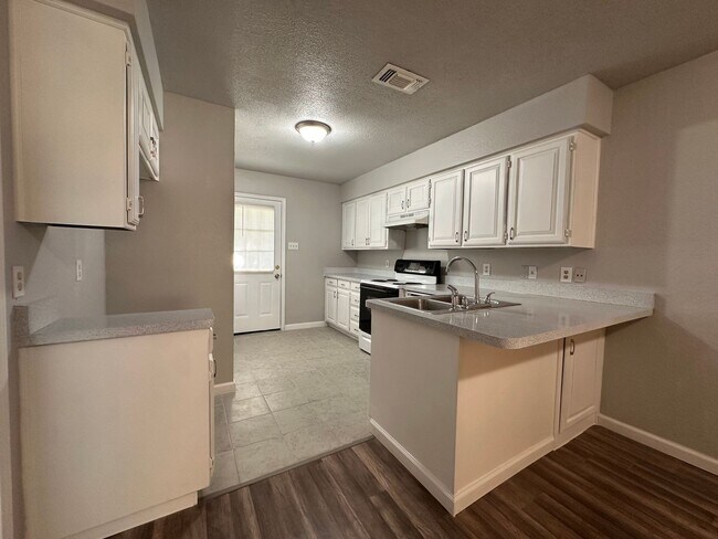 Foto del edificio - Spacious 3 bedroom, 2 full Bath Duplex Loc...