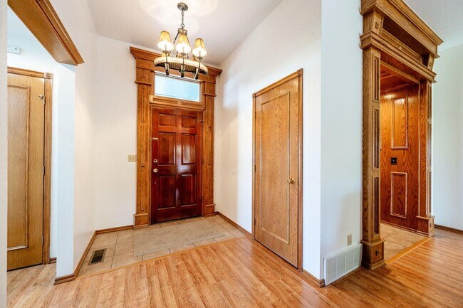 Building Photo - Beautiful 3 bed 2 bath home with garage for rent