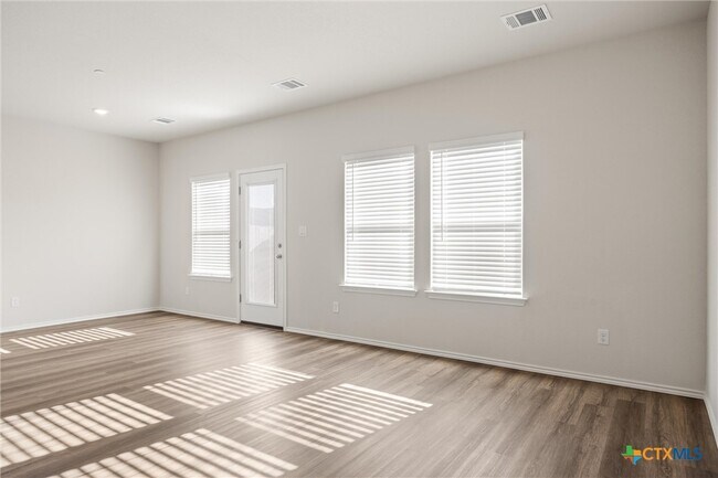 Foto del edificio - 12811 Village Spun Plz