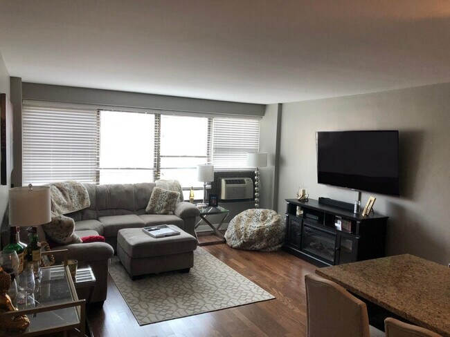 Foto del edificio - 2930 N Sheridan Rd
