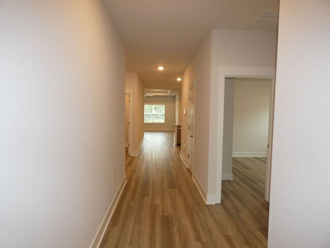 Foto del edificio - 6048 Rutherford Lp