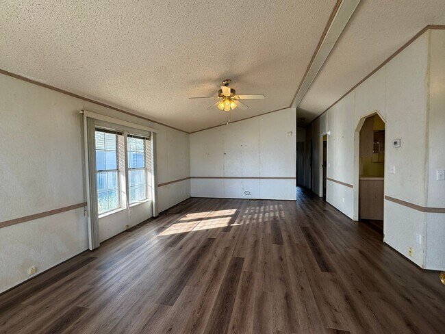 Foto del edificio - Sunrise Vista -2 Br, 2Ba home with covered carport, fenced yard, storage