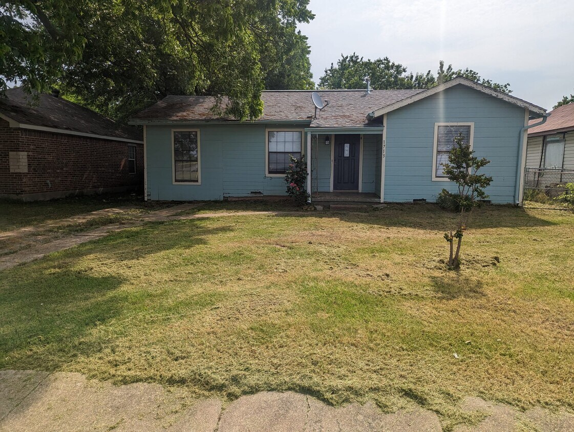 Primary Photo - 1713 N Ross Ave
