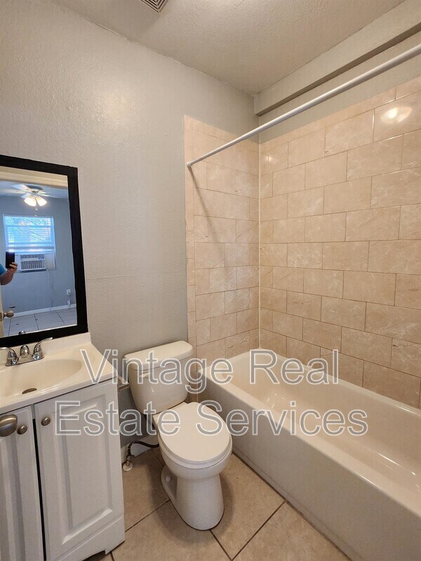 Foto del edificio - 4611 N Hubert Ave