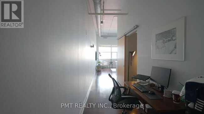 Photo du bâtiment - 700 King St W