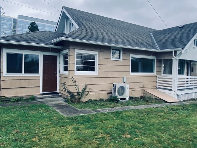 Foto del edificio - Updated 1910 Craftsman home in North Everett