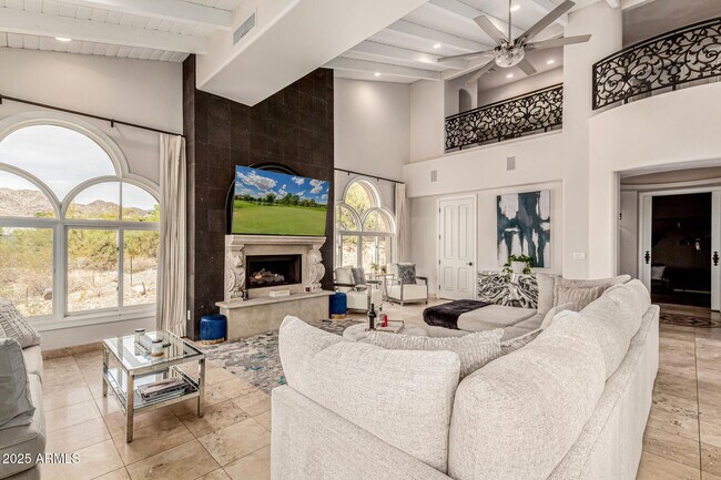Foto del edificio - 6050 N Paradise View Dr