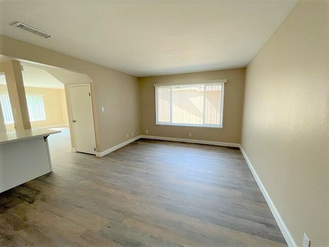 Building Photo - Remodeled Newark Lake Area 4 bedroom Gem N...