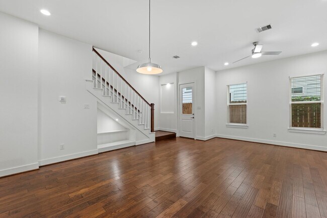 Foto del edificio - Charming 2-story home in a private Community!