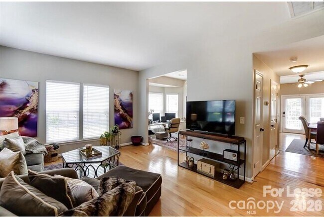 Foto del edificio - 4102 Christine Ln