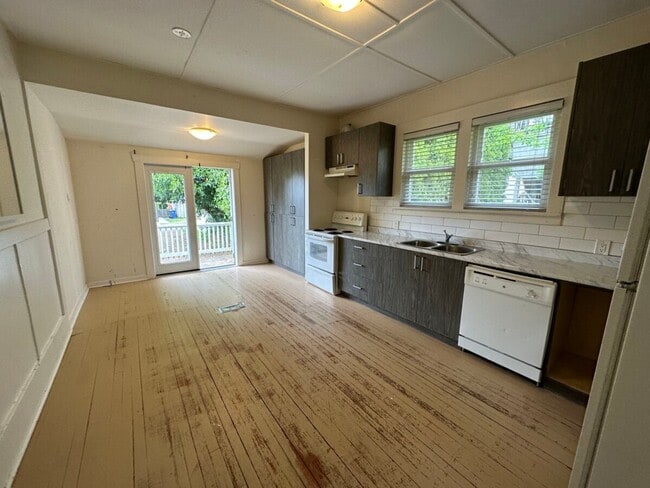 Building Photo - Rustic Charm Close to Downtown