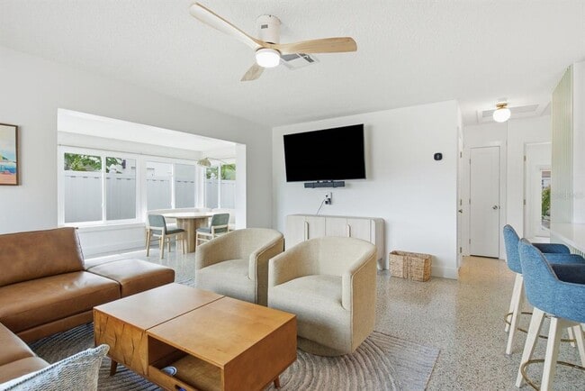 Foto del edificio - 580 Baywood Dr N