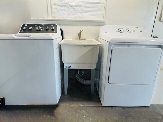 Building Photo - 10609 Mountain View Ave