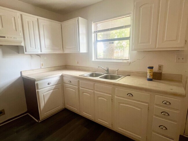 Foto del edificio - Two bedroom, 1 bath house in Burlington