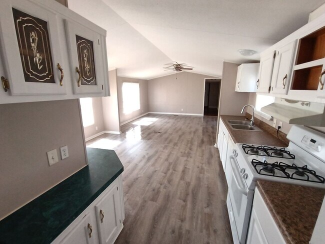 Building Photo - 3 Bedroom/2 Bathroom Home on a Large Lot