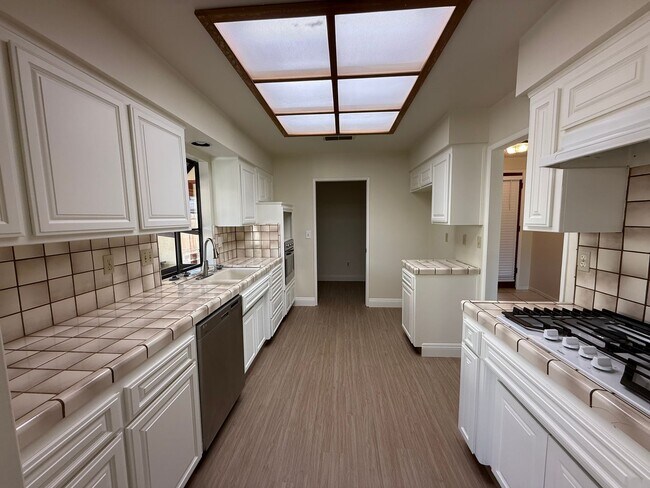 Foto del edificio - SW Corner Lot Home!