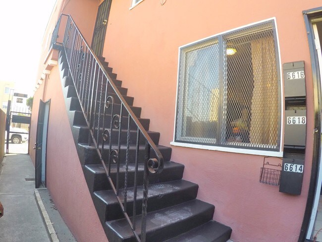 Unit 6616 (1 bed) upstairs - 6614 Bancroft Ave