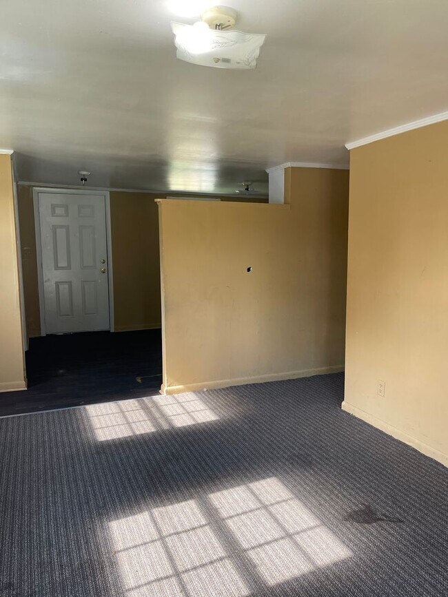 Building Photo - 2 BED/1 BATH HOUSE