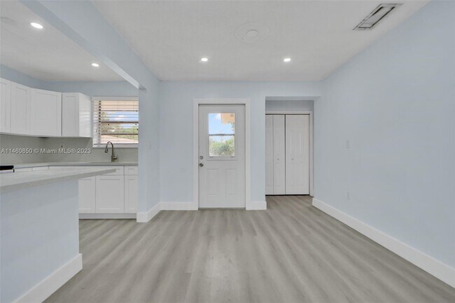 Foto del edificio - 8772 SW 27th St