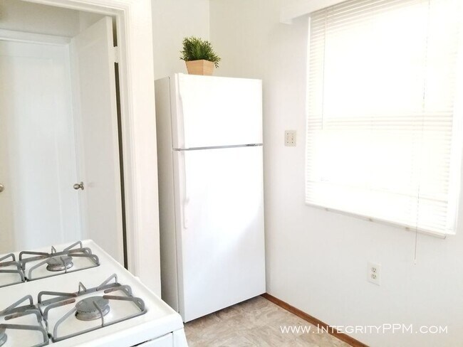 Building Photo - Kensington- Charming Studio Cottage