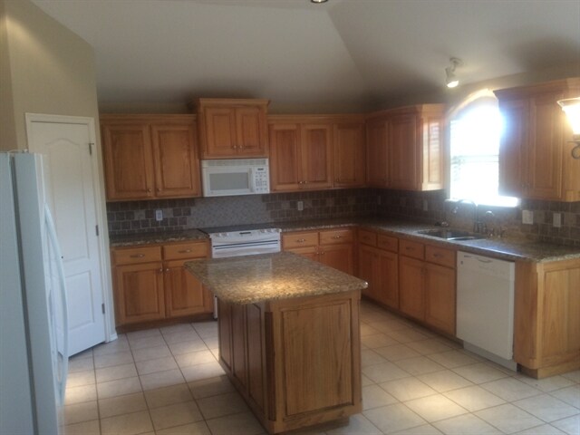 Building Photo - 9413 Button Ave